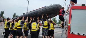 帶上沖鋒舟，大家一起風雨同舟！